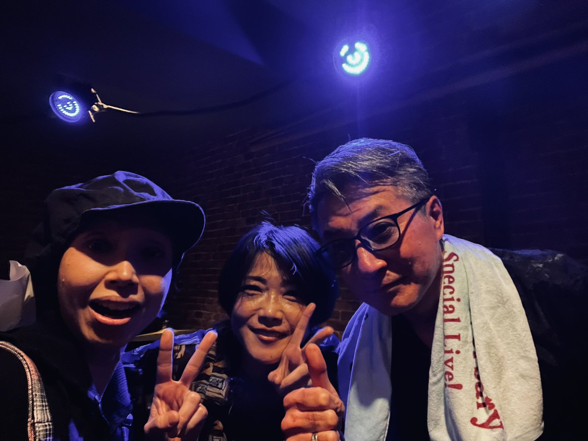 yoko1209yoko's tweet photo. 楽しー✨Romyさんの歌は全身から溢れ会場を包む。可愛くてかっこいい!
バンドの音はrock 'n' roll🎸✨✨
4年ぶりの #TheRomy Live!行かねばと参戦!RATのVo.で、バンドの右も左も在り方も分からない時出会い良くしてくれて勝手に感謝してるバンドさん。しばらくお休み?待ってます😊✨
#北千住knock https://t.co/4CbtTRDG4b