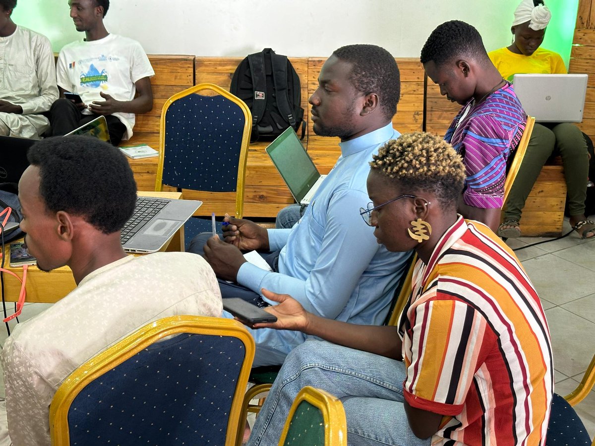 NovNumerique's tweet photo. Deuxième jour des travaux du #BlogCamp235. Un atelier pratique sur la prise en main et gestion de blog sur WordPress. Rendez-vous cet après-midi dans les locaux de WenakLabs pour le panel de clôture.
#NN9
#NovembreNumérique https://t.co/M0Z1nisG49