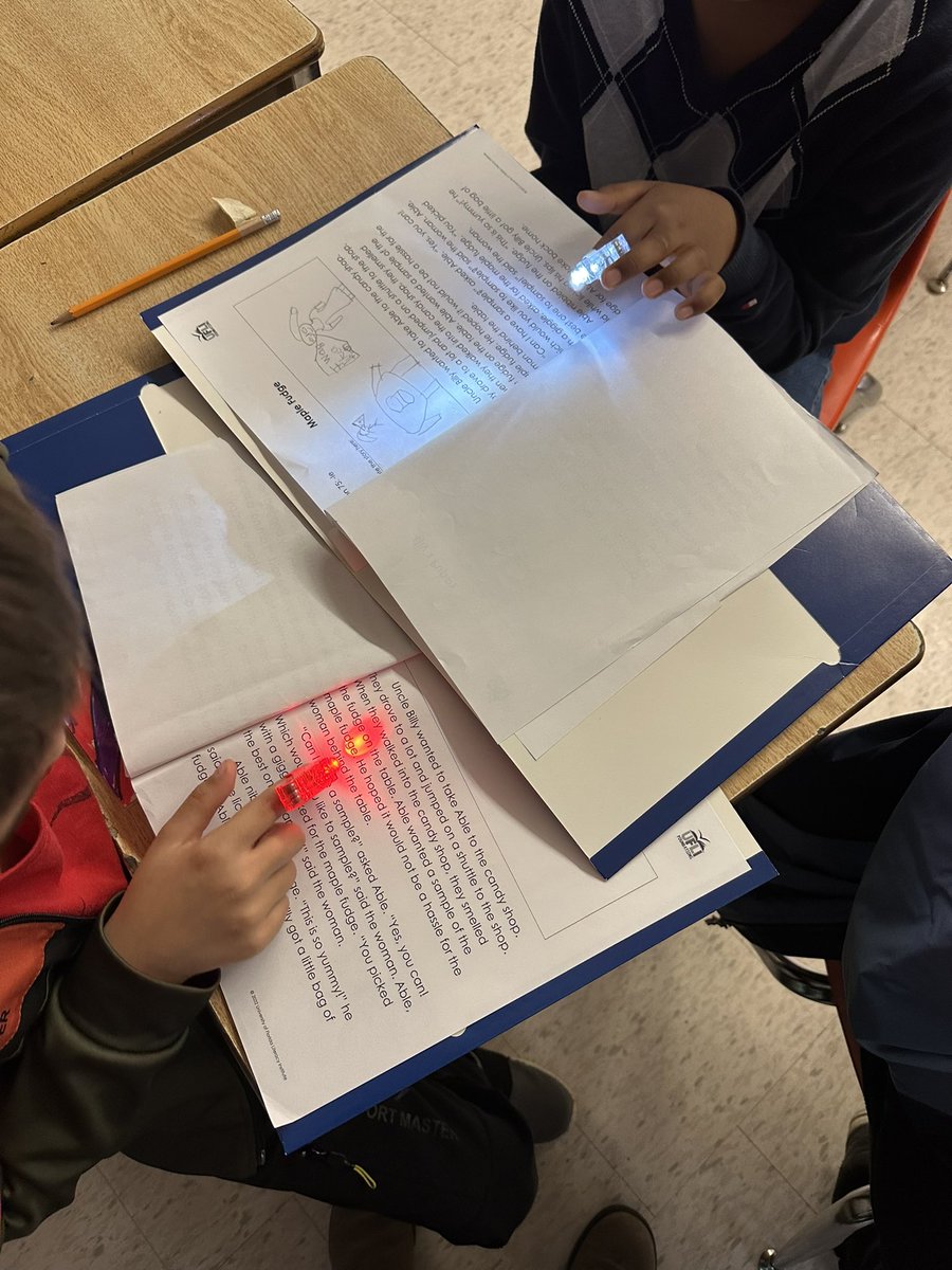 yesterday during partner reading we broke out the finger lights 🤩 Ss absolutely loved this, were engaged the entire time and can’t wait to do it again next week! @TVDSBLiteracy @MACEaglesLondon