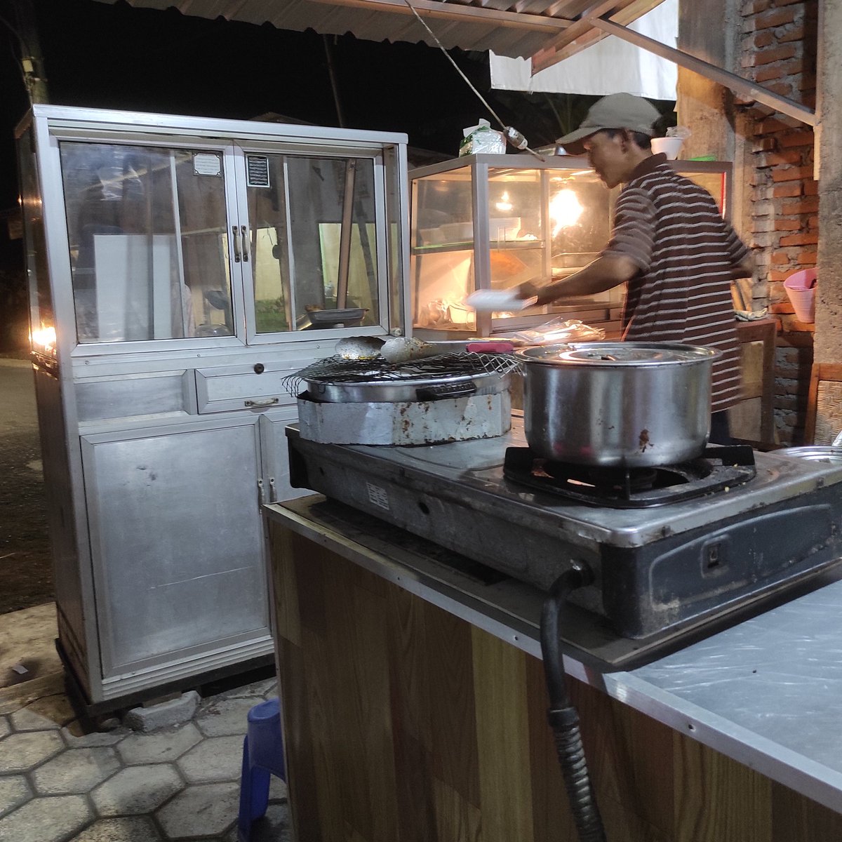 rasndeso's tweet photo. Ngalamin sendiri, warung ayam goreng  buka terus  tp kalo didatangi keliatannya tutup.
Sy ndatangi ini warung berkali2 tutup, trus pindah ke yg lain.
Barusan debat ma yg jualan, "ora mungkin njenengan wingi bukak"... "asli aku bukak terus mas 2 minggu wingi". https://t.co/HimnrdIYB1