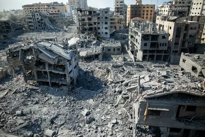OxfamItalia's tweet photo. #OXFAM: “GLI ATTACCHI INDISCRIMINATI AGLI OSPEDALI DI #GAZA SONO UN CRIMINE DI GUERRA”

Di fronte all'escalation di attacchi agli ospedali di Gaza, @PaoloPezzati, portavoce per le crisi umanitarie di Oxfam Italia, ha dichiarato:

"Gli attacchi agli ospedali affollati di civili che hanno bisogno di cure urgenti e cercano un riparo sono aberranti e non possono mai essere giustificati. I bambini malati di cancro, i pazienti attaccati ai respiratori o in terapia intensiva non possono fuggire. Sparare indiscriminatamente sui civili negli ospedali non è solo un crimine di guerra, è disumano. I leader mondiali non possono continuare a restare indifferenti di fronte a quanto sta accadendo. Serve un immediato cessate il fuoco per porre fine a questo atroce e incessante spargimento di sangue, garantendo la sicurezza dei civili”.

News 👉https://t.co/fVR5HCOEv8

Nessuna risposta umanitaria significativa potrà esserci senza uno stop al conflitto.
Per questo Oxfam ha lanciato un appello urgente al Governo italiano e ai leader europei 👉https://t.co/3k5qbcqxGd