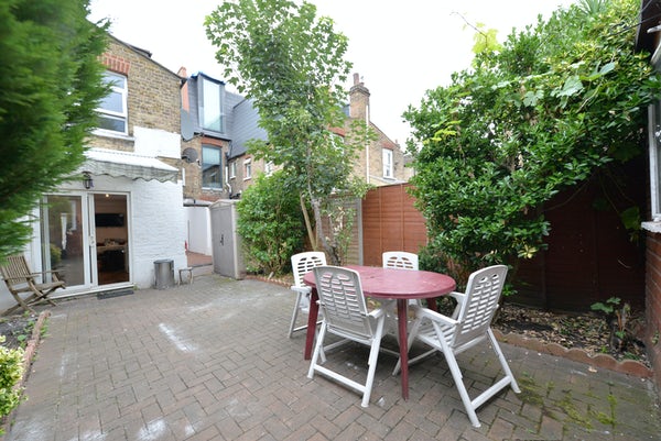 HMOLettingAgent's tweet image. 🏡 Transforming Challenges into Opportunities in Wandsworth 
Struggled with room sizes? We turned a potential hurdle into a unique feature—a home office! See how we made a 3-bed property into a 5-bed HMO earning £4500/month.

📖 Read More: hmolettingagent.co.uk/wandsworth-hmo…

#HMOConversion