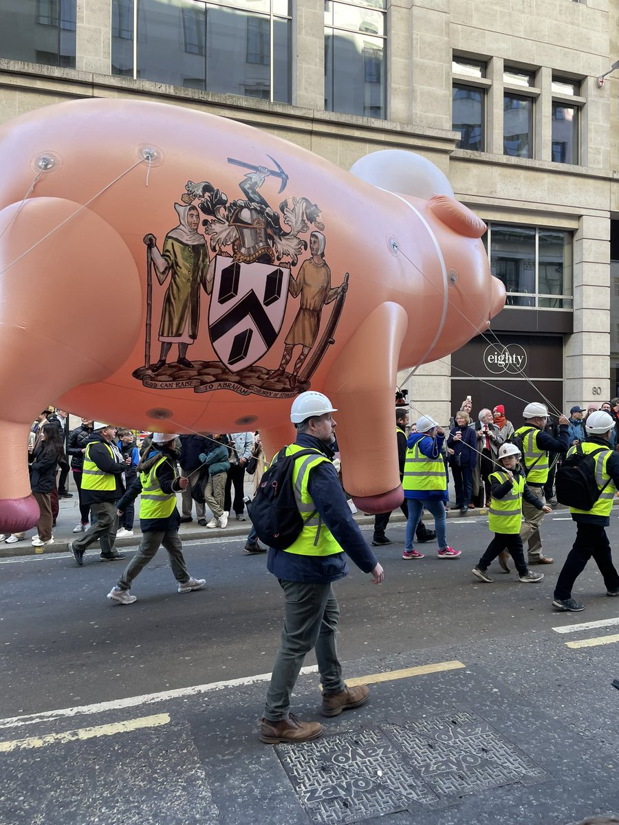 Can any of our followers explain the relevance of heraldry on a pig? #LordMayorsShow
