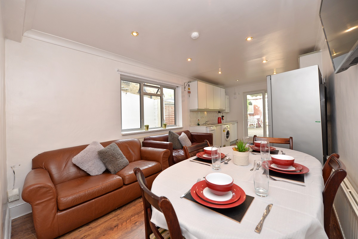 HMOLettingAgent's tweet image. 🏡 Transforming Challenges into Opportunities in Wandsworth 
Struggled with room sizes? We turned a potential hurdle into a unique feature—a home office! See how we made a 3-bed property into a 5-bed HMO earning £4500/month.

📖 Read More: hmolettingagent.co.uk/wandsworth-hmo…

#HMOConversion