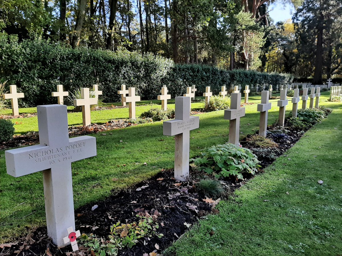 On #11November, <a href="/AmbDuchene/">Hélène Duchêne</a> pays tribute to those soldiers who sacrificed their lives defending our freedom, at the Free French section of Brookwood Military Cemetery. #ArmisticeDay #LestWeForget #11Novembre