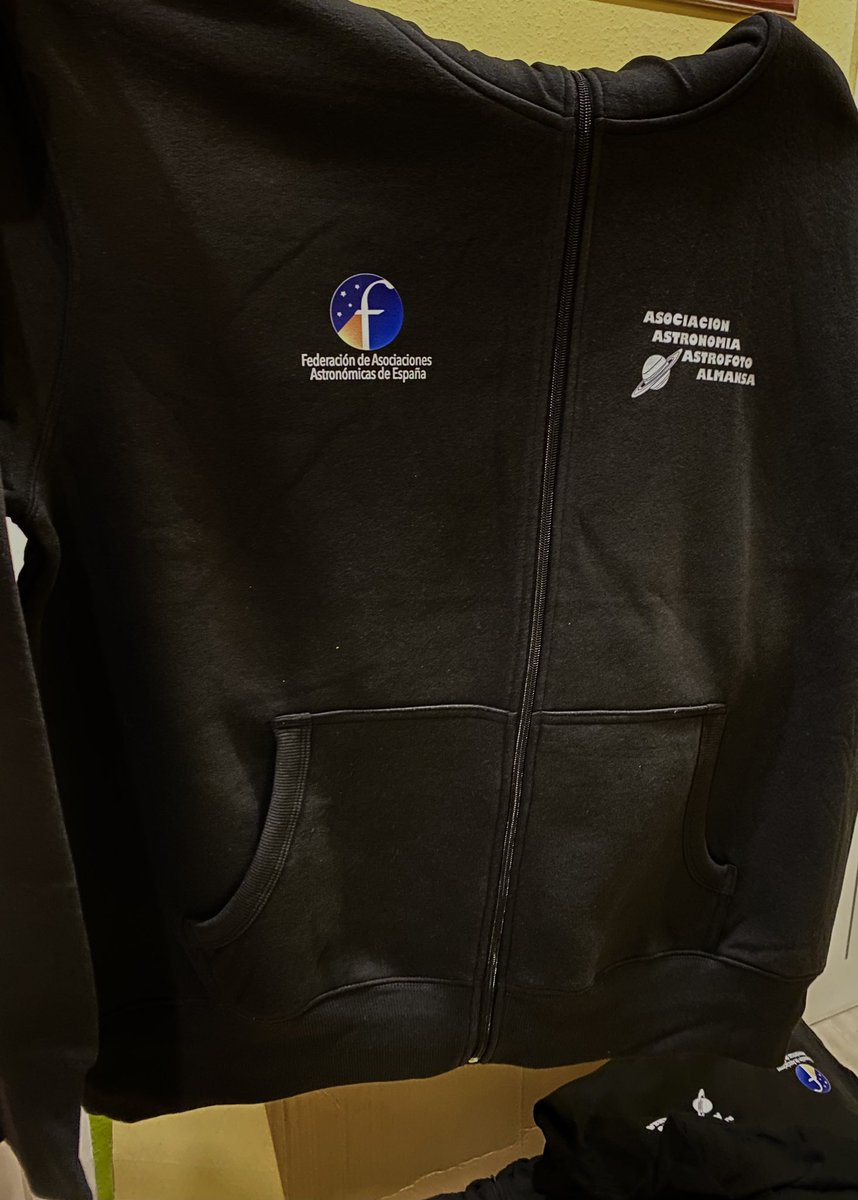 astroalmansa's tweet photo. Ya tenemos las nuevas camisetas y sudaderas para las socias y socios de nuestra asociación de @AlmansaCiudad hemos incorporado el logo de la federación de asociaciónes de astronomía de España FAAE @FedeAstronomica y un diagrama en la parte trasera para localizar la estrella polar https://t.co/mdtU19uzAK