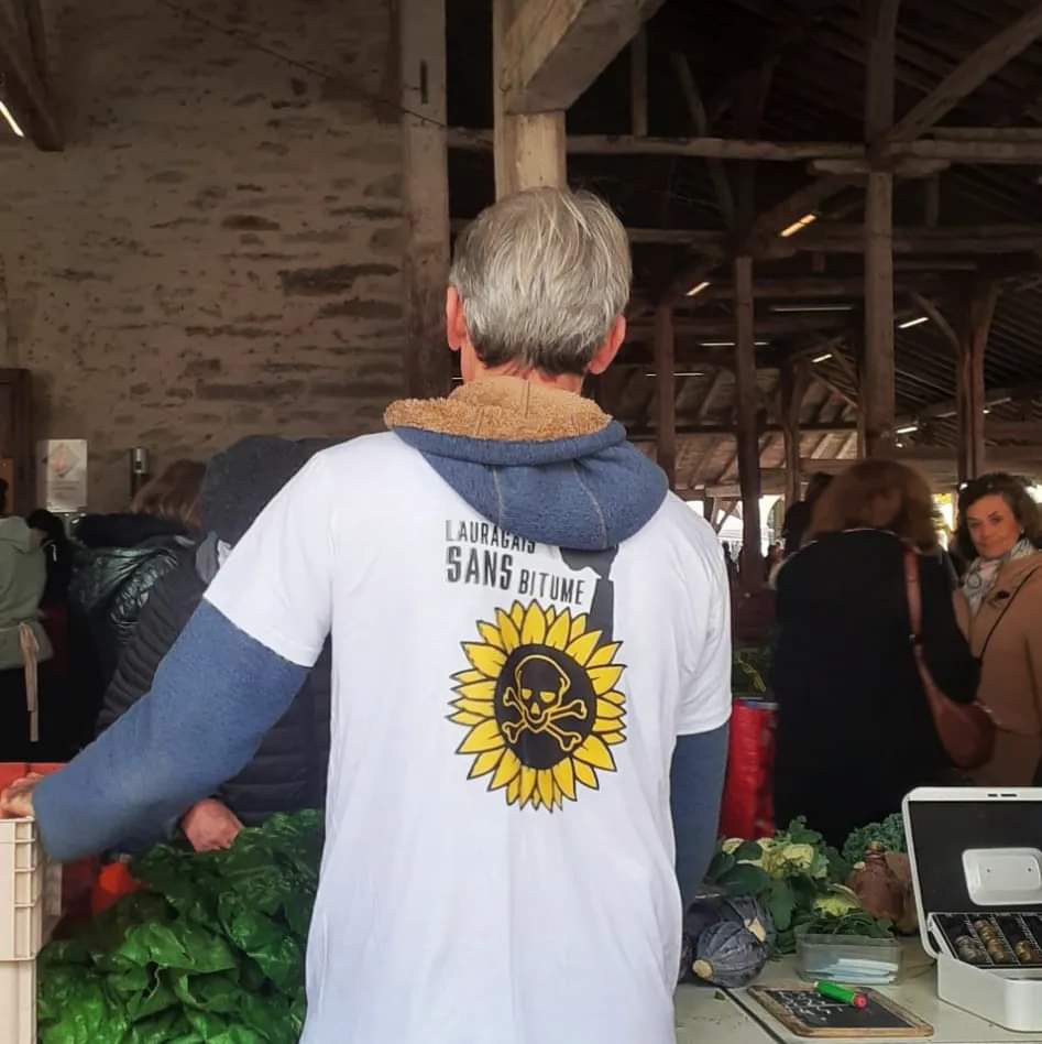 lrgsansbitume's tweet photo. Des légumes, pas du bitume ! 🥦🍠🧅
Jusqu'au marché de Revel, les agriculteurs portent leur désaccord: NON aux centrales à #bitume de Villeneuve-les-Lavaur &amp; de Puylaurens ! OUI aux terres agricoles nourricières !
#agricultureendanger #nobitume #stopbitume #scandalesanitaire #A69 https://t.co/Y6G8ZvfNXZ
