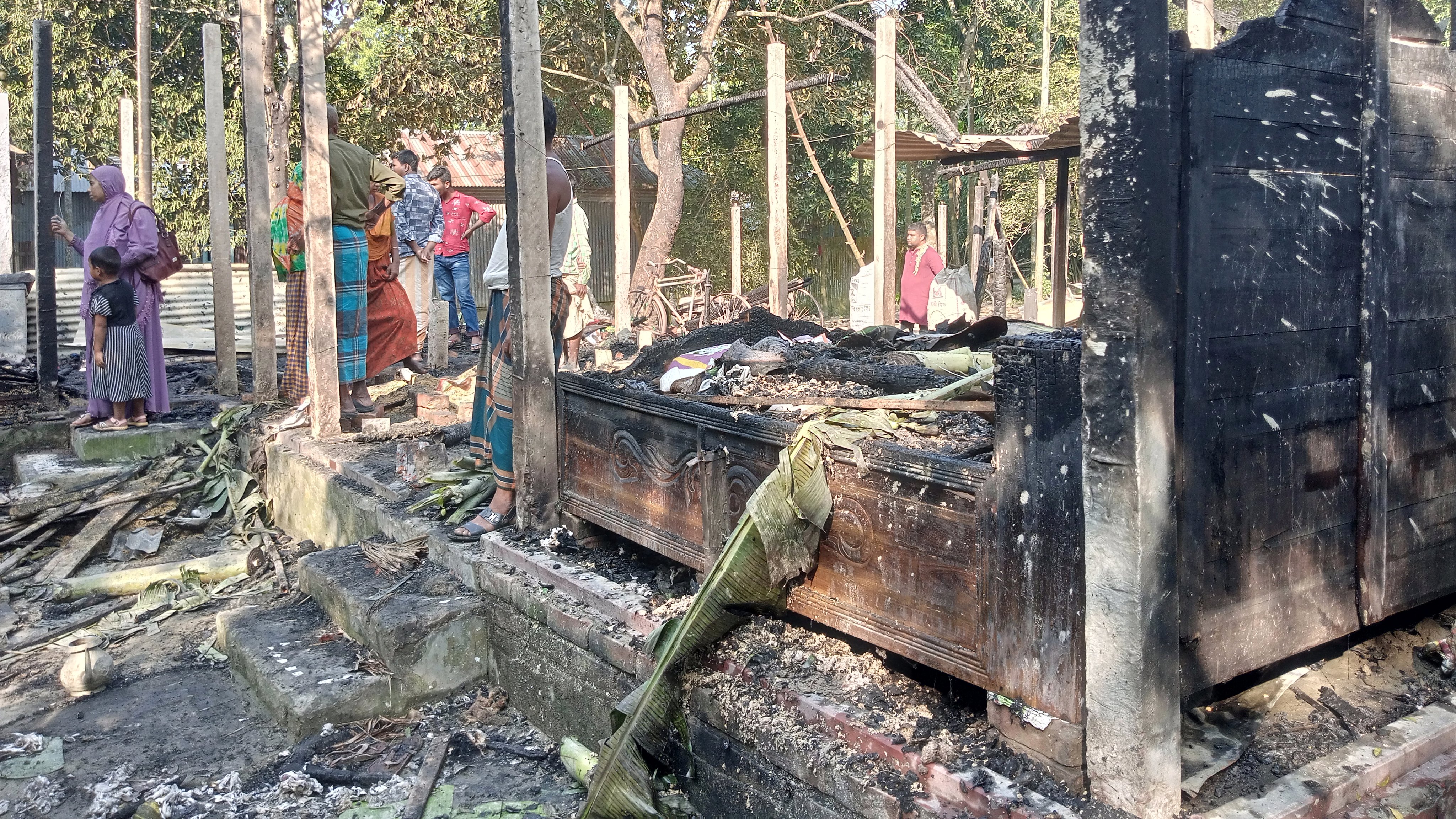 সরিষাবাড়ীতে বসতঘরে অগ্নিকান্ড: ২০ লক্ষাধিক টাকার সম্পদ পুড়ে ছাঁই
