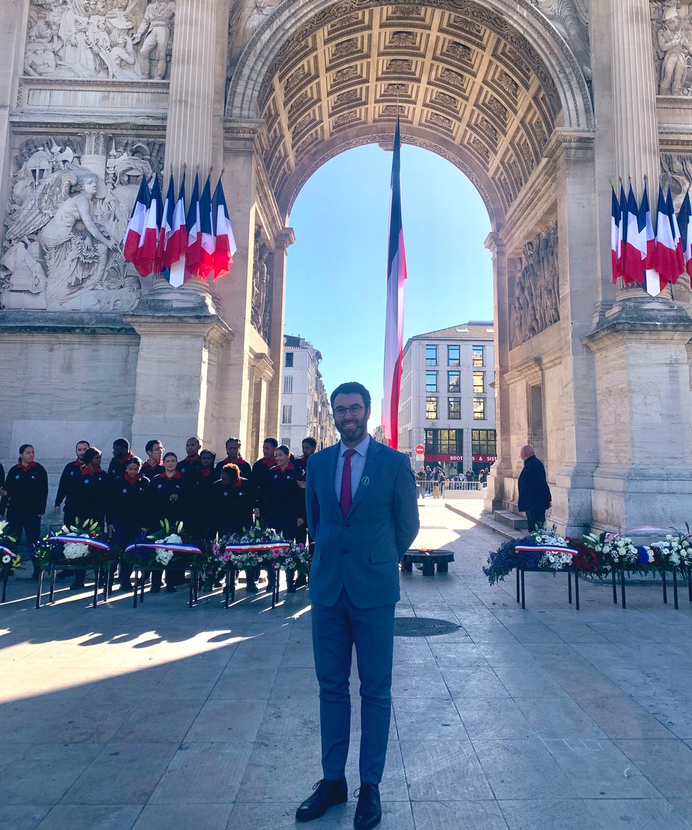 A la Porte d’Aix, sous l’Arc de triomphe pour célébrer les #100AnsDeLaFlamme. Reconnaissance des Marseillais et Provençaux aux soldats et civils morts pour la France tout au long de son histoire.