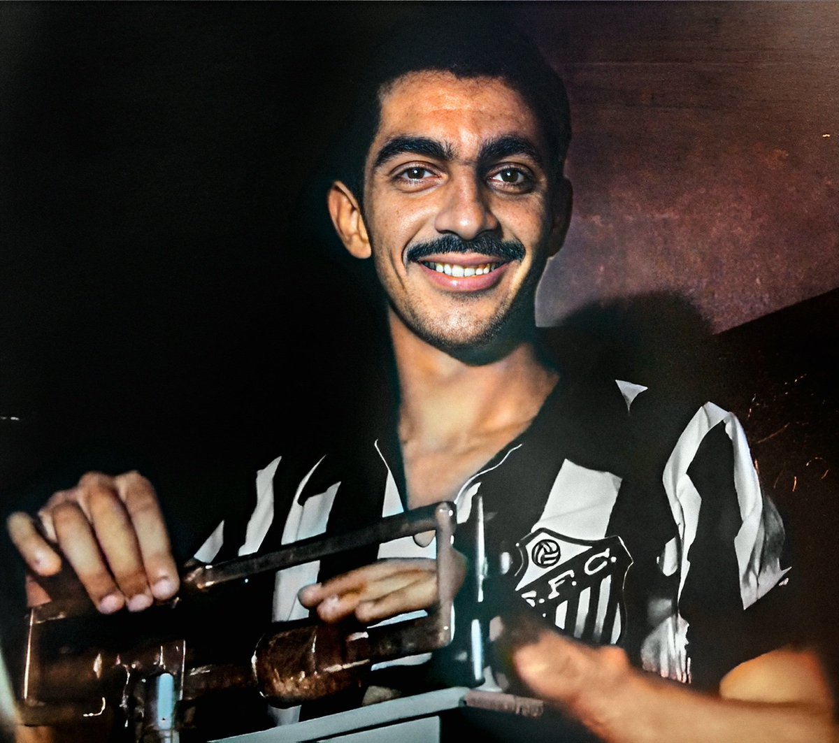 FutSantista_yt's tweet photo. Em memória de Chico Formiga, que faria aniversário neste sábado.

🏃‍♂️ Zagueiro/Volante
⏳️ 1950-57 ; 1959-62
⚔️ 410 jogos
⚽️ 2 gols
🏆 x5 Paulistas
🏆 x1 Rio-SP
🏆 ×2 Brasileiros
🏆 Libertadores e Mundial 1962 https://t.co/d2bKpUqP8p