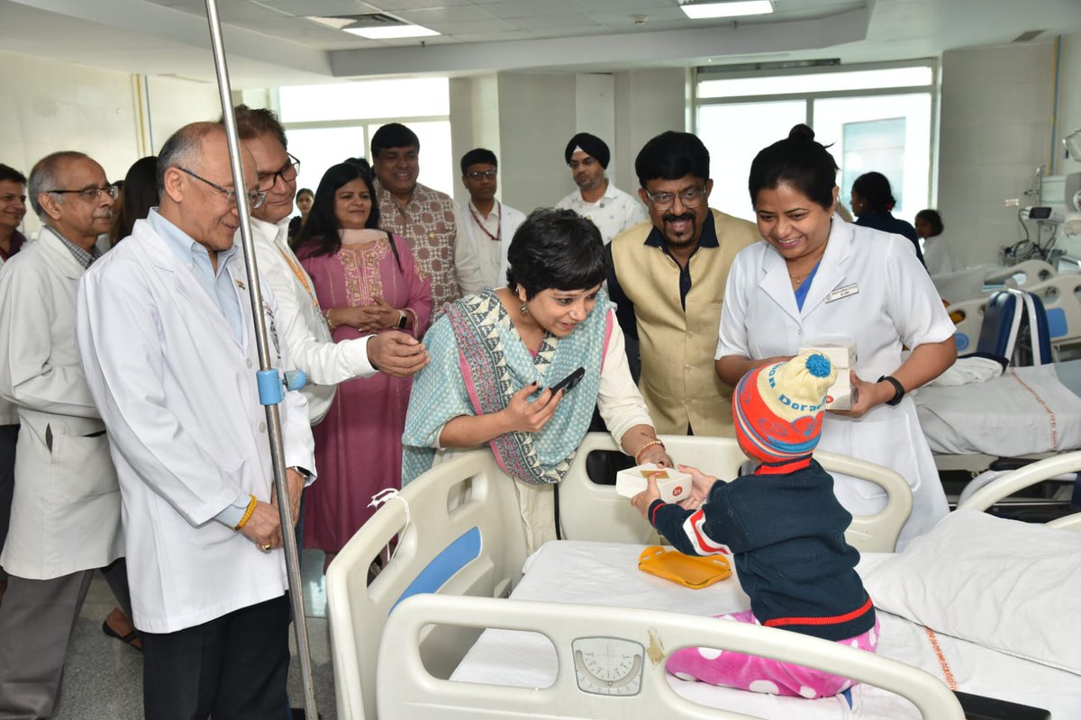 aiims_newdelhi's tweet photo. Every caregiver & patient admitted in AIIMS, New Delhi got sweets on the occasion of Diwali as a token of hope & family spirit. Director AIIMS initiated the distribution of these 3000 gift packets and conveyed wishes of speedy recovery & health from AIIMS to all the patients & caregivers.
#HappyDiwali @mansukhmandviya @MoHFW_INDIA @PMOIndia @narendramodi