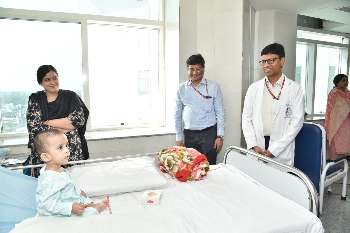 aiims_newdelhi's tweet photo. Every caregiver & patient admitted in AIIMS, New Delhi got sweets on the occasion of Diwali as a token of hope & family spirit. Director AIIMS initiated the distribution of these 3000 gift packets and conveyed wishes of speedy recovery & health from AIIMS to all the patients & caregivers.
#HappyDiwali @mansukhmandviya @MoHFW_INDIA @PMOIndia @narendramodi