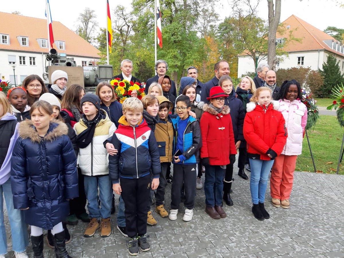 #11Novembre | A Berlin hommage toujours émouvant à nos anciens combattants et à ceux qui sont morts pour la France et sa liberté, en compagnie du sénateur @YanChantre, du général Uchtmann à la tête du Landeskommando Berlin et de jeunes élèves de l'école Voltaire.
