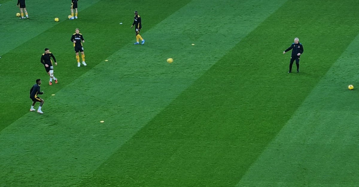 WolvesAnalytics's tweet image. Looks like a back 4 from the warmup
