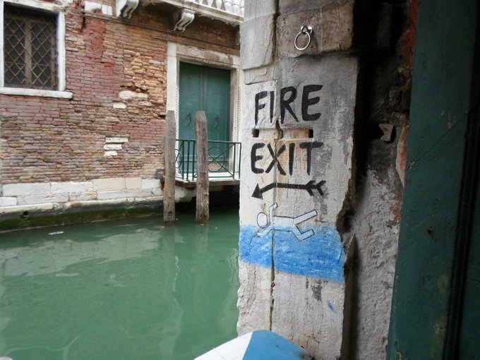 La salida de incendios de la Librería Alta Acqua, en Venecia.
#DiaDeLasLibrerias 
Foto de Mr. Magnificent.
