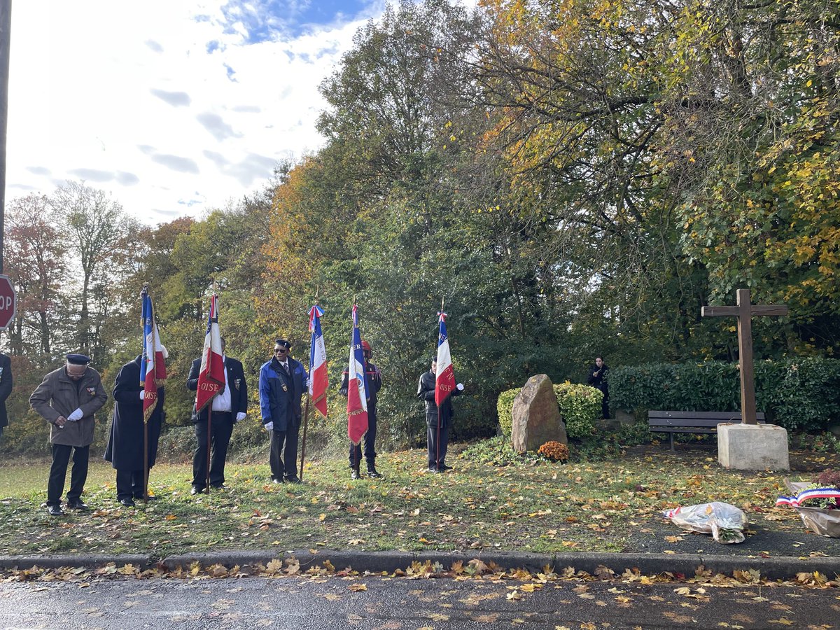 Ernst_Pontoise's tweet photo. En ce 11 novembre 2023 j’étais très honoré en tant que député suppléant d’⁦@EmilieChandler⁩ de déposer une gerbe en son nom à Champagne-sur-Oise en présence de ⁦@StephCarteado⁩, maire, des anciens combattants et de nombreux enfants qui ont chanté la Marseillaise. https://t.co/8ZErTrZXb3