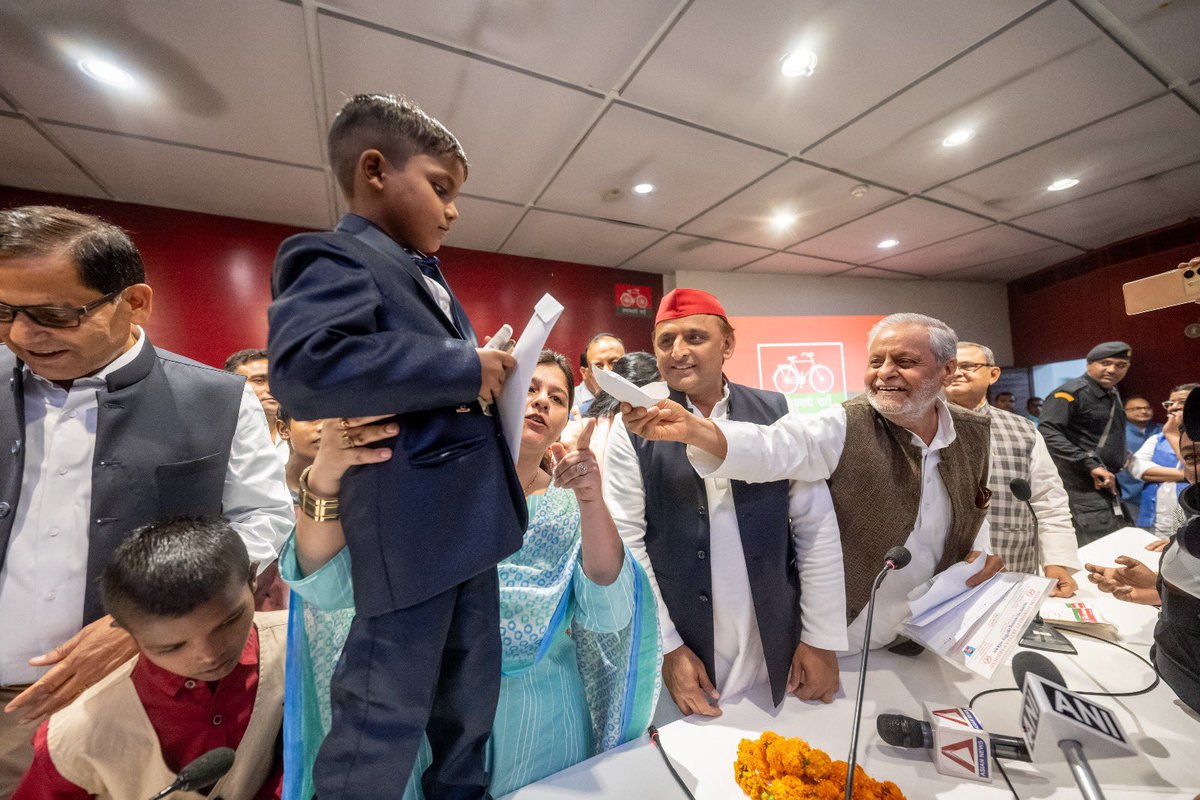 yadavakhilesh's tweet image. नोटबंदी की याद दिलाता, सबके दुलारे ‘ख़ज़ांची’ का जन्मदिन सपा कार्यालय में मनाया गया। सबने दिल खोलकर आशीर्वाद दिया, जिससे उसकी झोली भर गयी। अब तो वो ABCD भी सीख गया है और गिनती भी, जो आज घर जाकर गिनने के काम आयेगी। 

देश का हर बच्चा ख़ुशहाल हो, हमारी तो बस यही कामना है।