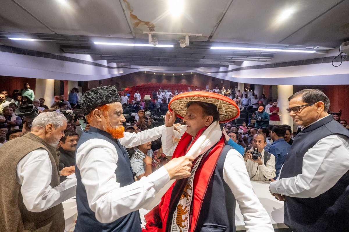 yadavakhilesh's tweet image. नोटबंदी की याद दिलाता, सबके दुलारे ‘ख़ज़ांची’ का जन्मदिन सपा कार्यालय में मनाया गया। सबने दिल खोलकर आशीर्वाद दिया, जिससे उसकी झोली भर गयी। अब तो वो ABCD भी सीख गया है और गिनती भी, जो आज घर जाकर गिनने के काम आयेगी। 

देश का हर बच्चा ख़ुशहाल हो, हमारी तो बस यही कामना है।