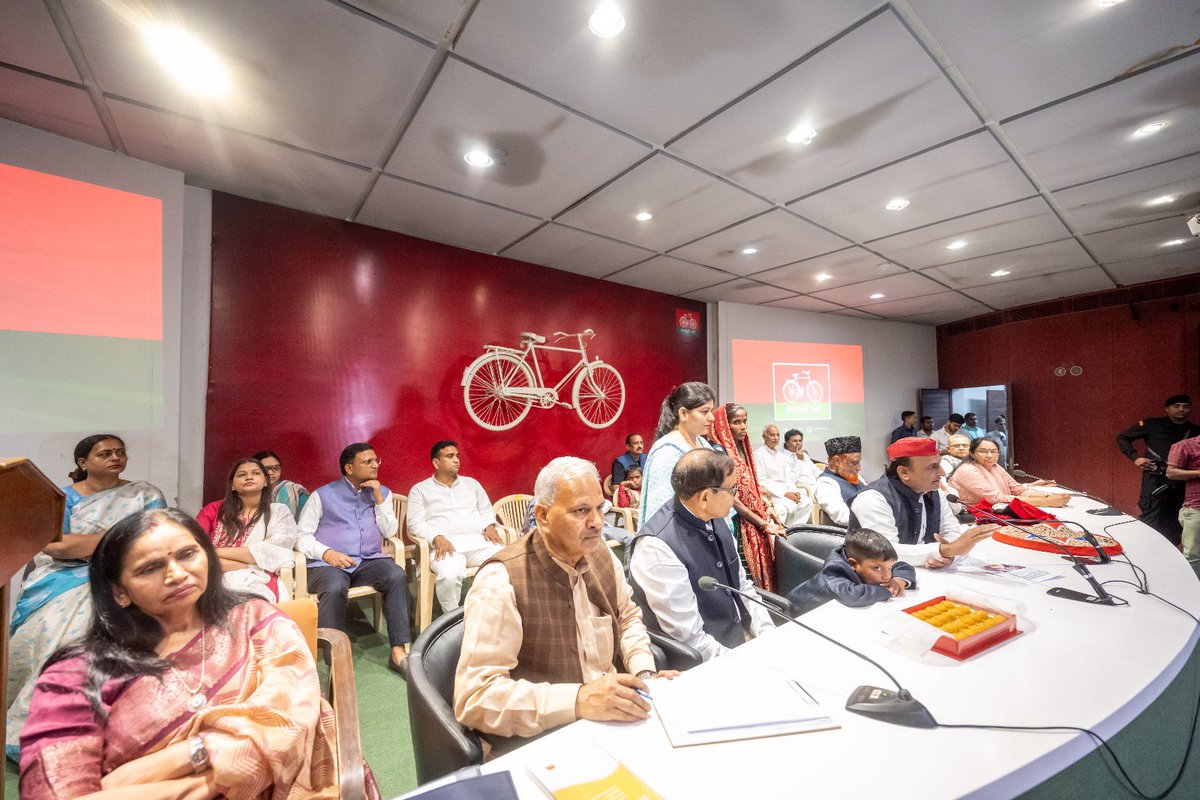 yadavakhilesh's tweet image. नोटबंदी की याद दिलाता, सबके दुलारे ‘ख़ज़ांची’ का जन्मदिन सपा कार्यालय में मनाया गया। सबने दिल खोलकर आशीर्वाद दिया, जिससे उसकी झोली भर गयी। अब तो वो ABCD भी सीख गया है और गिनती भी, जो आज घर जाकर गिनने के काम आयेगी। 

देश का हर बच्चा ख़ुशहाल हो, हमारी तो बस यही कामना है।