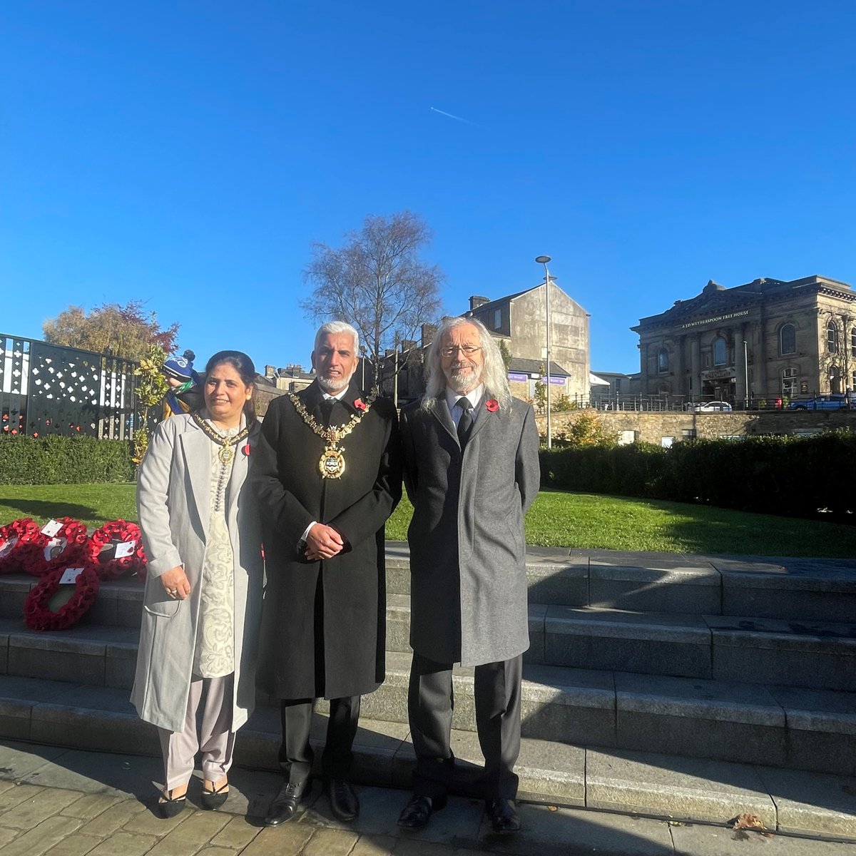 #RemembranceDay in #Darwen This morning the Leader of BwD & the Mayor & Mayoress stood alongside the Darwen branch of @PoppyLegion, local organisations & residents to pay respects to servicemen & women who have given their lives in past wards & other conflicts. #LestWeForget