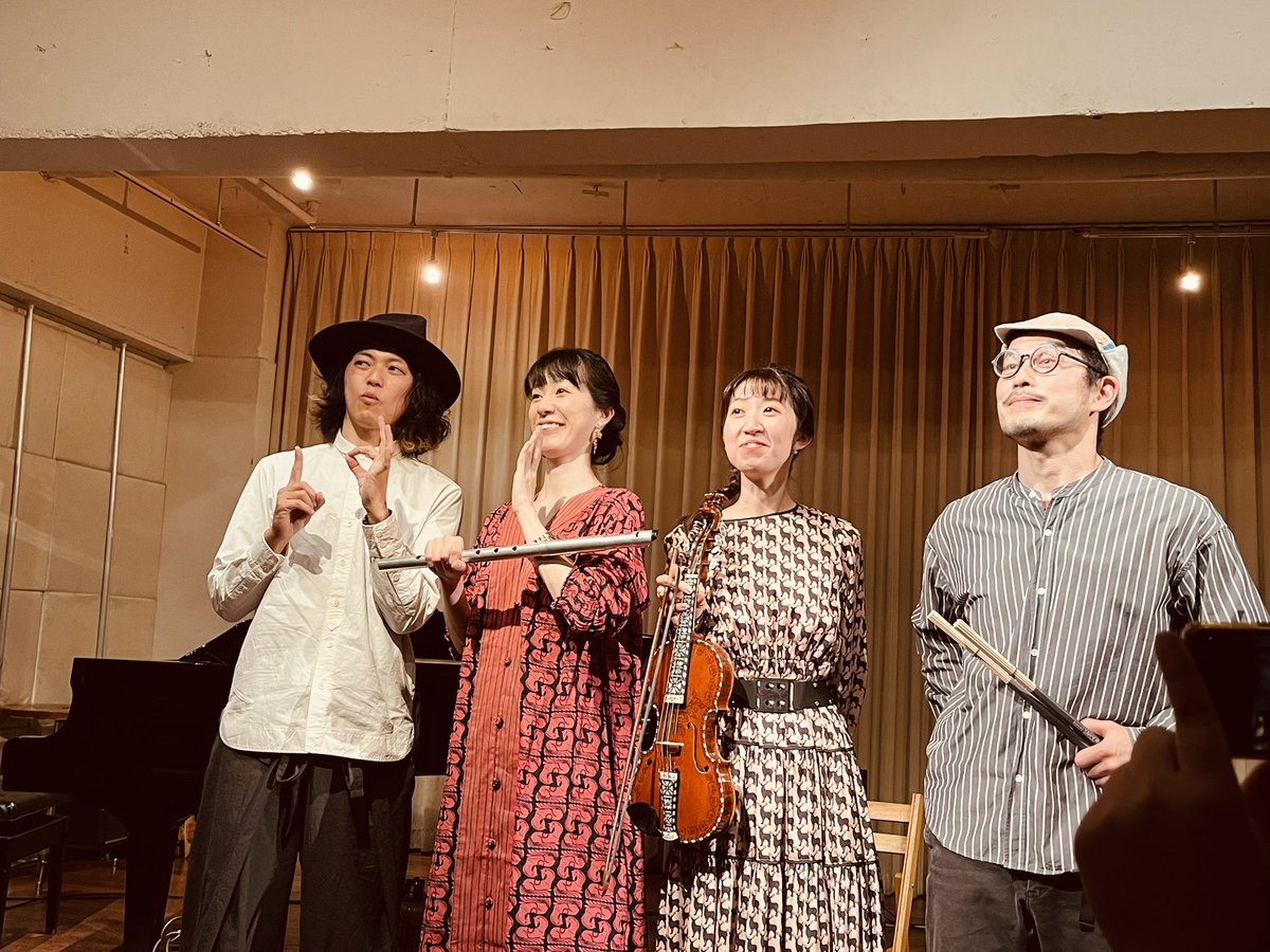 nstranslation's tweet photo. 今日は最近アルバムをヘビロテさせていただいてるtipsipucaさんのLiveへ♬ お気に入りのHokkaido Reelも生演奏で楽しませていただきました🌟不思議な出会いで、最初は英語の読解教材で出会ったハーディングフェーレ、ずっと聴きたいと思っていた音色はとっても素敵で、うっとりしました〜🎻#tipsipuca https://t.co/GDgOrFl4qv