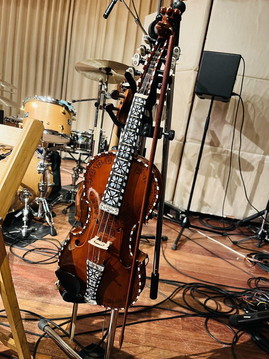 nstranslation's tweet photo. 今日は最近アルバムをヘビロテさせていただいてるtipsipucaさんのLiveへ♬ お気に入りのHokkaido Reelも生演奏で楽しませていただきました🌟不思議な出会いで、最初は英語の読解教材で出会ったハーディングフェーレ、ずっと聴きたいと思っていた音色はとっても素敵で、うっとりしました〜🎻#tipsipuca https://t.co/GDgOrFl4qv