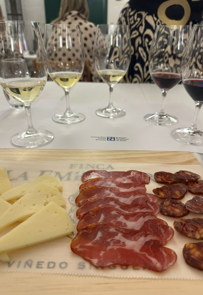 bodegasderioja's tweet photo. Firmamos para que todos los viernes sean así. Espectacular cata la que @diam_cork ofreció a los miembros de Bodegas Familiares de Rioja. Vinos 🔝tapados con corchos técnicos.
#diamcork #diambouchage #originebydiam #mytikdiam #bouchédiam https://t.co/0yUmhVRYbH