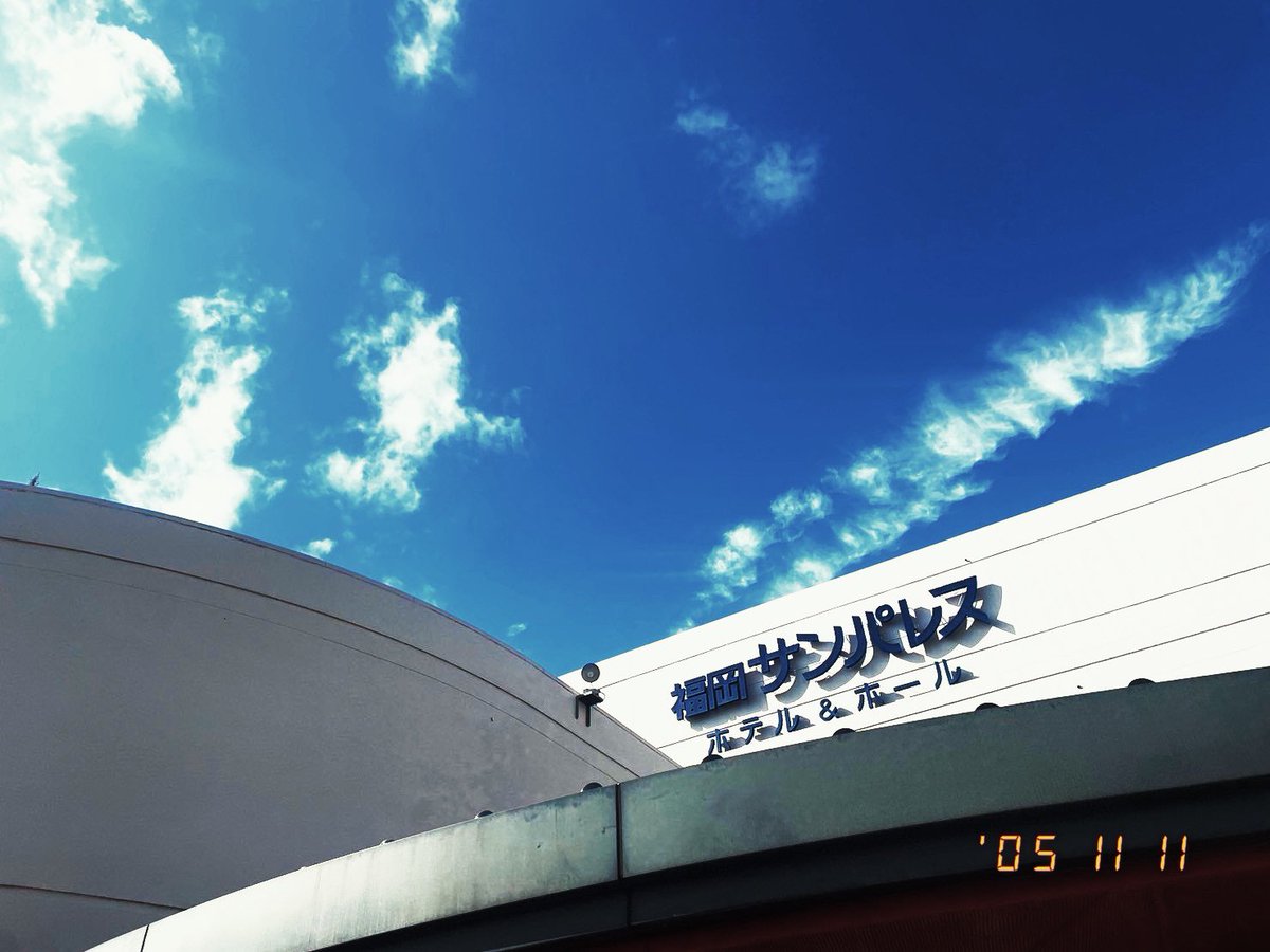 milet_music's tweet photo. #milet_5AM TOUR@福岡
最高のグルーヴきてた。
泣いているひと、笑ってる人、超歌ってくれてるひと、思いきり飛んでくれてるひと、ぜんぶを目に焼き付けながら歌った。福岡との絆ばり堅し❤️‍🔥
粉落としのごとし！また会おうね。
残り２公演。次はホーム東京アゲイン。
よろしく頼む。 https://t.co/6unVOPh0tg