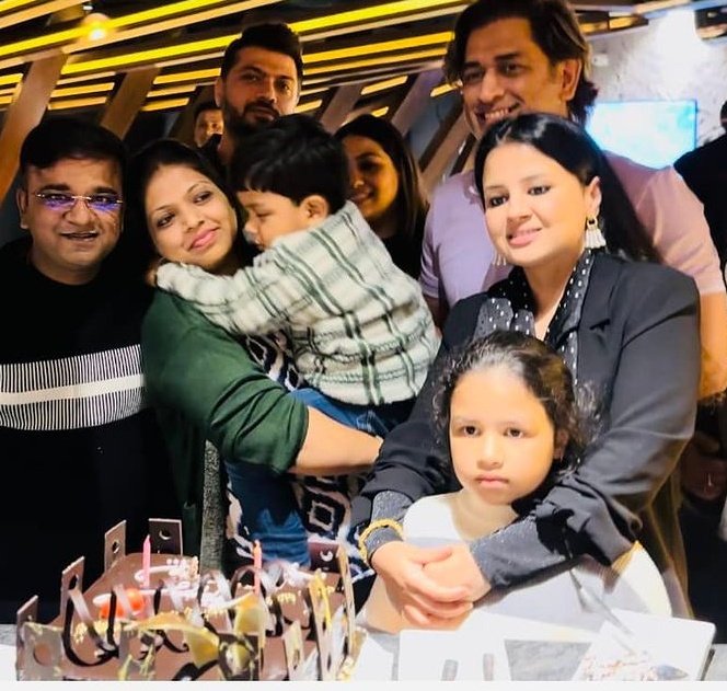 Dhoni attends his best friend chittu's birthday with family 💛😇. Seemant Lahoni is there with MS through his thin and thick, Happiest Birthday Chittu bhaiya!