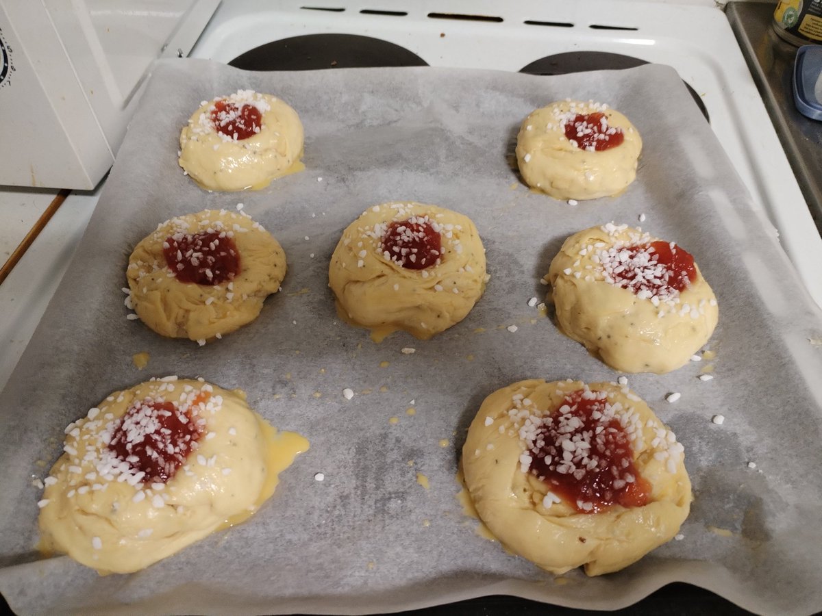_StoryCorner_'s tweet photo. #kfp #deadbites #deadbeats #10choureport
Yesterday evening I made some Jelly-Filled Buns, for today's Family Day. I think these came out nicely, even though rather big. ๐๐
Thankfully everyone did like them in the end. ๐
There were a few more that you don't see in the photo.๐ https://t.co/XoHQ2idiTQ
