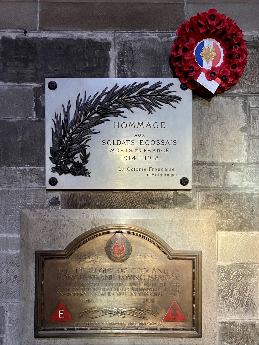 cgfEdimbourg's tweet photo. A l'occasion de la commémoration de l’armistice de 1918, le Consul général Stéphane Pailler a déposé une gerbe et observé deux minutes de silence à la cathédrale St Giles, en hommage aux soldats écossais tombés en France. We remember them.
#ArmisticeDay #11novembre #LestWeForget https://t.co/6ky5WM2rwj