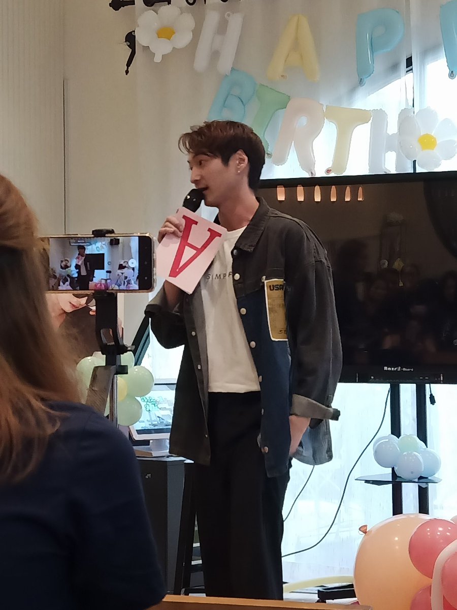 TKNAMSKS's tweet photo. เติมควา��สุขปีละครั้ง @oicsaru
@NaYouNa_family love you 😘

#NaThaNaBoon
#NaThanaboonBirthday2023
#SpecialDay2023NaThaNaBoon https://t.co/cFiTfXwd9S