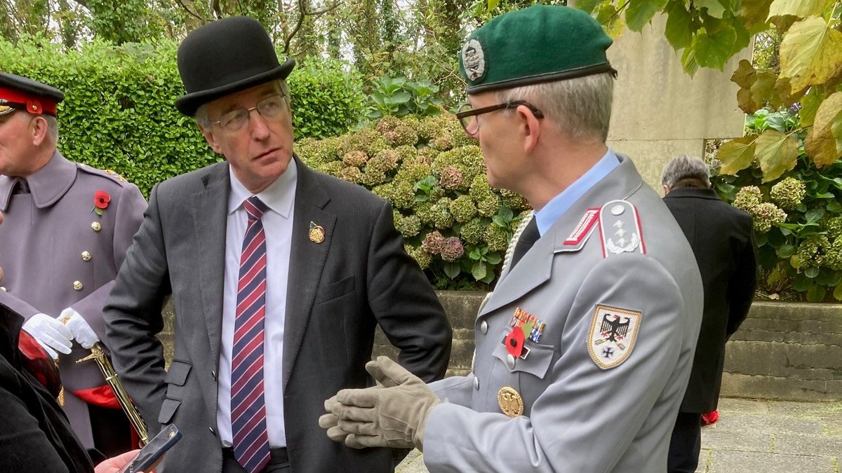 A special day, marking #Armistice here in #Guernsey at both the British and German memorials with Colonels Michael, Jörn and other visiting #Budeswehr Officers. #StrongerTogether @SHAPE_NATO @HQARRC @bundeswehrInfo @NATO @PoppyLegion @Volksbund @CWGC #WeWillRememberThem