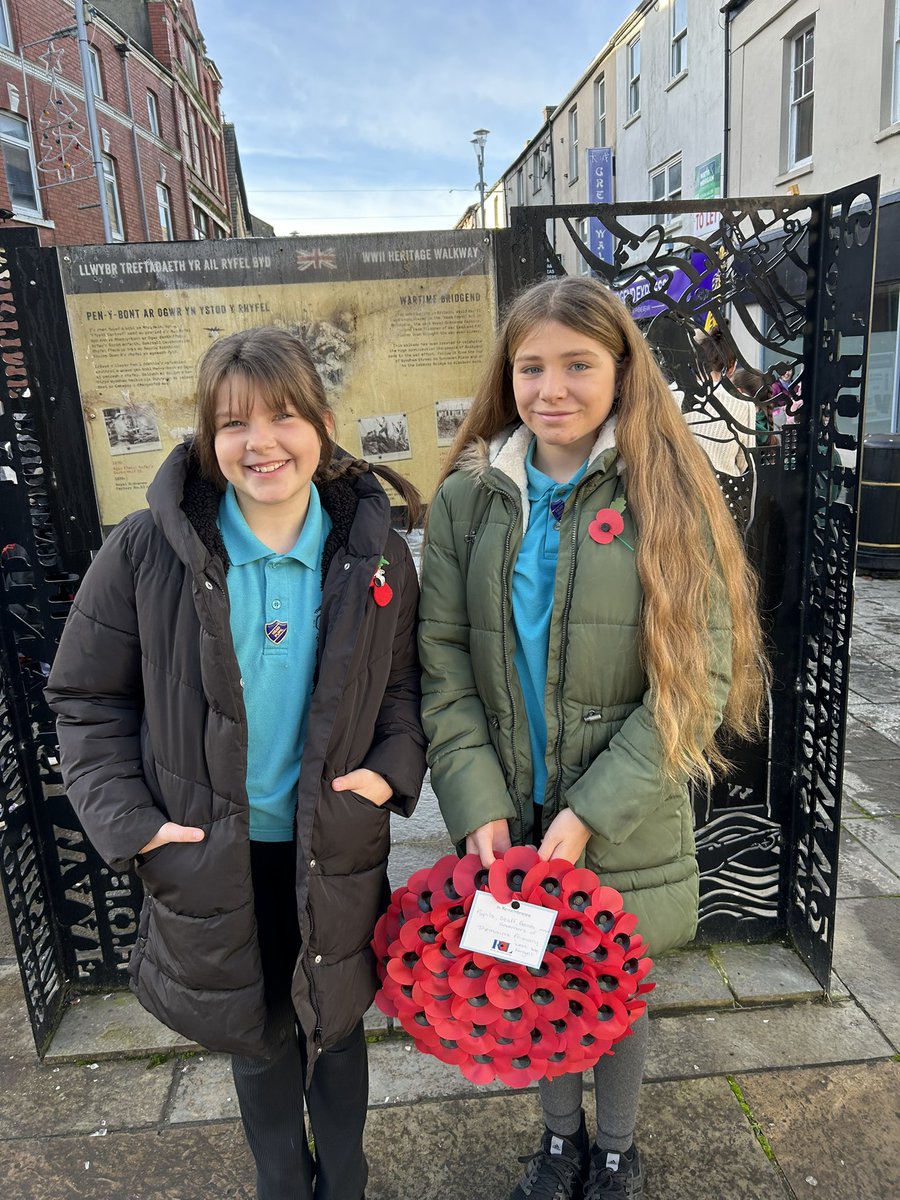 Our year 6 head pupils representing our pupils,staff,parents and governors at the Children and Family remembrance service this morning #Lestweforget #RemembanceDay