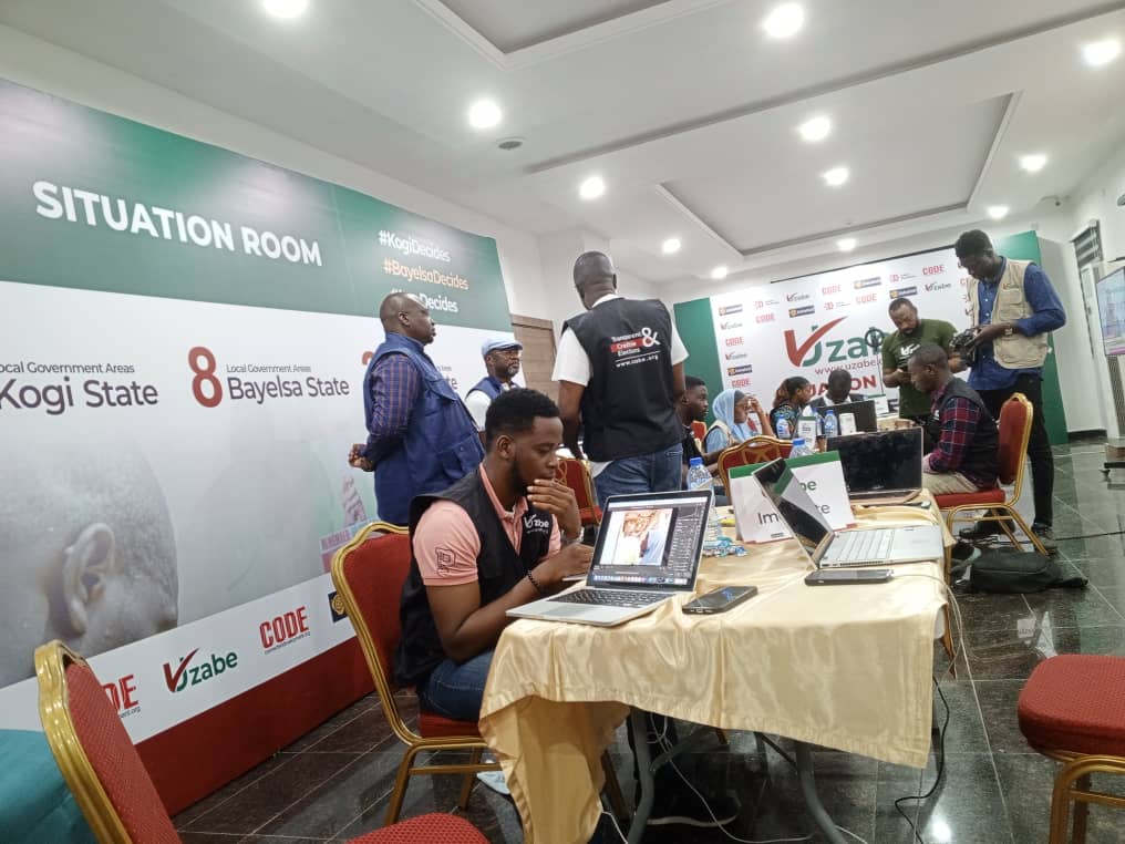 voiceofnigeria's tweet image. 🕵️‍♂️🌐 Civil society&apos;s &apos;Uzabe&apos; situation room, organised by Connected Development (CODE), actively engaged in monitoring and analysing events in Kogi State. 

#CivilSociety #Uzabe #ConnectedDevelopment #KogiState  #KogiDecides2023