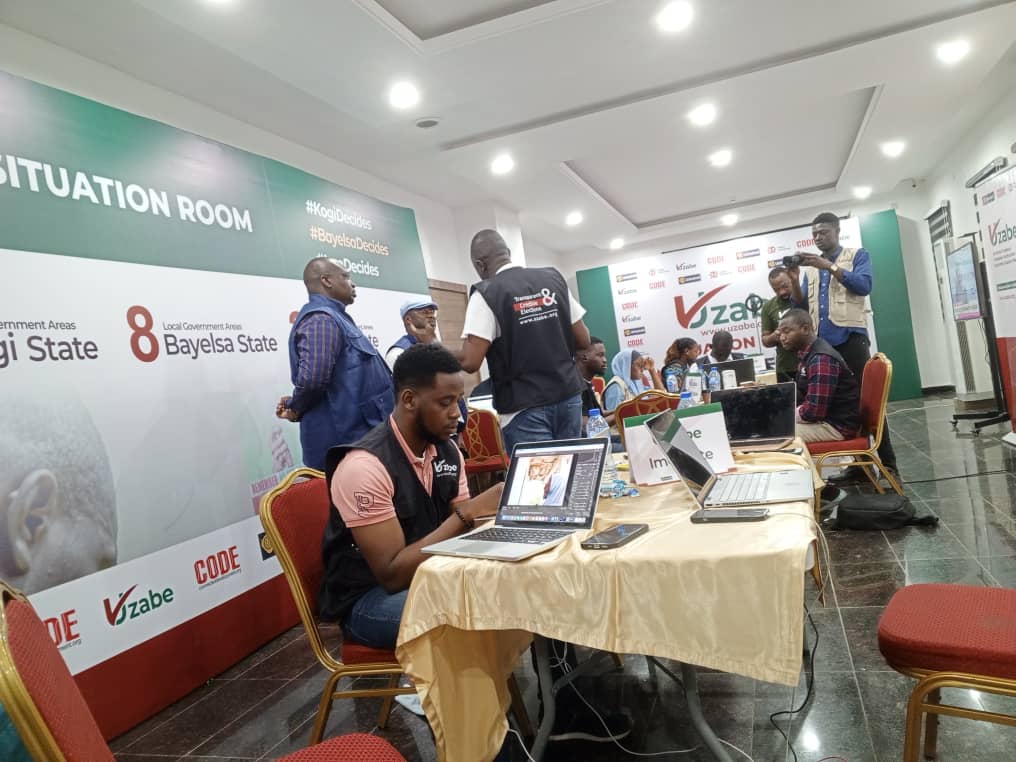 voiceofnigeria's tweet image. 🕵️‍♂️🌐 Civil society&apos;s &apos;Uzabe&apos; situation room, organised by Connected Development (CODE), actively engaged in monitoring and analysing events in Kogi State. 

#CivilSociety #Uzabe #ConnectedDevelopment #KogiState  #KogiDecides2023