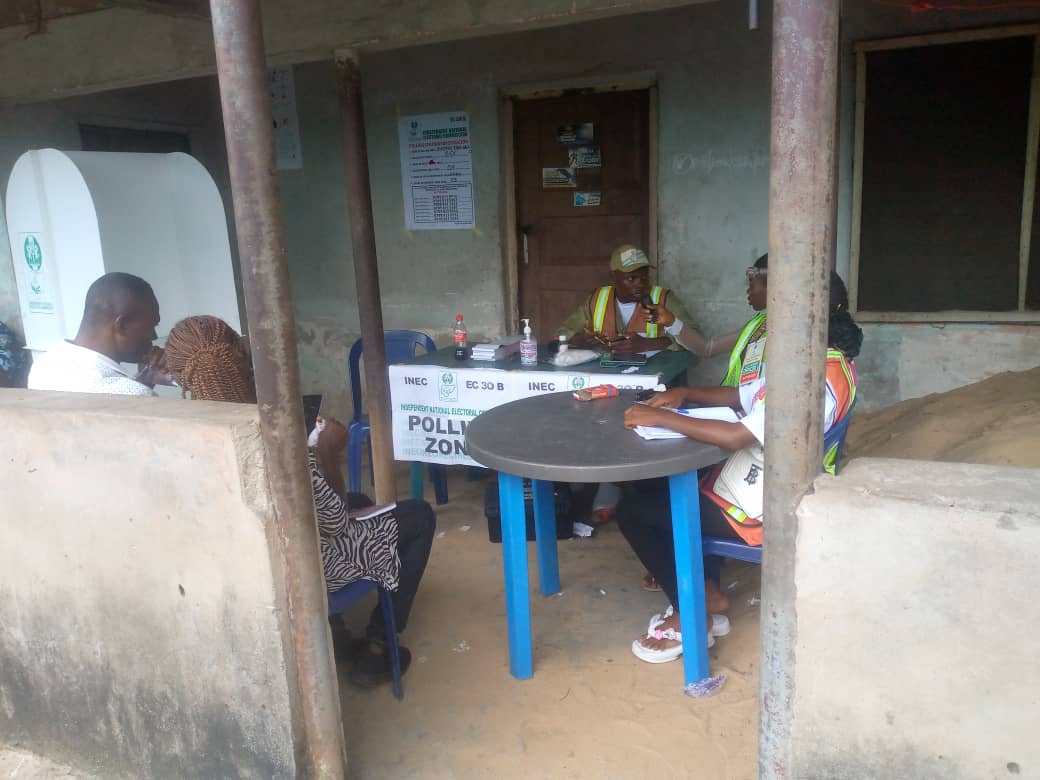 cleenfoundation's tweet photo. Time: 13:00
State: Bayelsa
LGA: Kolokuma/Opokuma
Ward: 4
PU: 001 Ikatebiri Town Hall 1
Election is gradually coming to an end here due to lack of voters. Voters are awaiting the counting of vote cast. #CLEENESSC #BayelsaDecides2023 https://t.co/xeHRaQrpGm