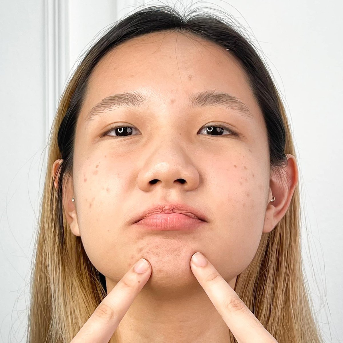 แต่งหน้า 𝗠𝗮𝗸𝗲𝘂𝗽 𝗡𝗼 𝗠𝗮𝗸𝗲𝘂𝗽  ฉบับนักศึกษา ✨
ไม่ใช้รองพื้น ไม่ใช้คอนซีลเลอร์ แต่ผิวสวยเว่อร์จนงง

วันนี้เรามีน้องนางแบบ “ น้องใบหม่อน ” อายุ 22 ปี มาแต่งหน้าลุคใสๆ วัยรุ่นชอบ น้องมีปัญหารอยดำ กระแดด และรอยสิว ประปราย เราเลยใช้แป้งพัฟเบอร์ 01 สำหรับผิวขาวเหลือง