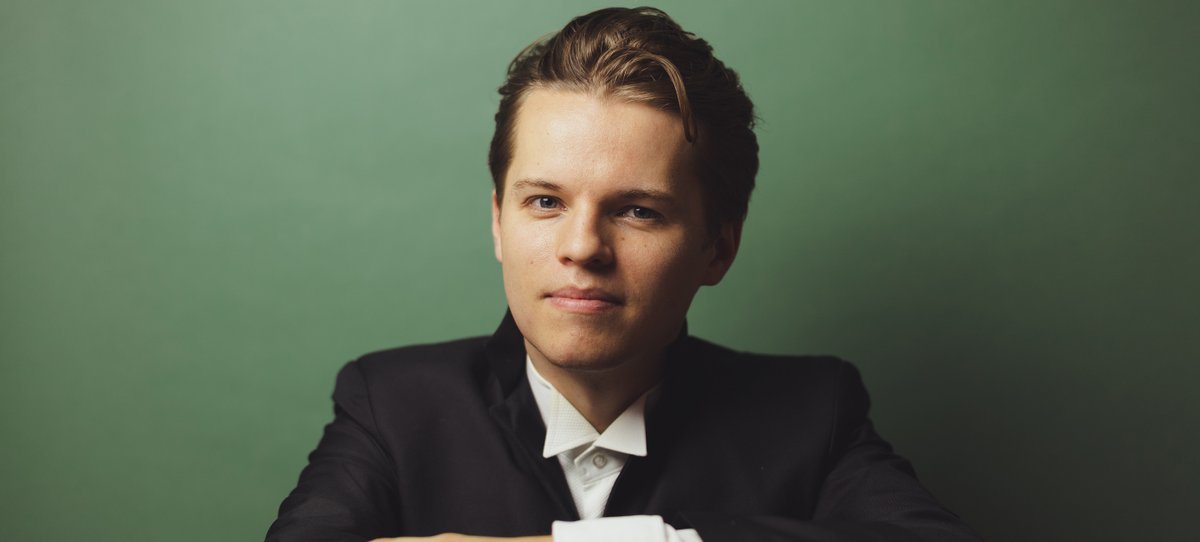 Tonight, @AdamHickox1 makes his debut at @glyndebourne, to conduct in opening night of Donizetti's 'L'elisir d'amore'. 🎟️ Book tickets: glyndebourne.com/events/lelisir… #Intermusica #ClassicalMusic #Performance #Glyndebourne #AdamHickox #Opera