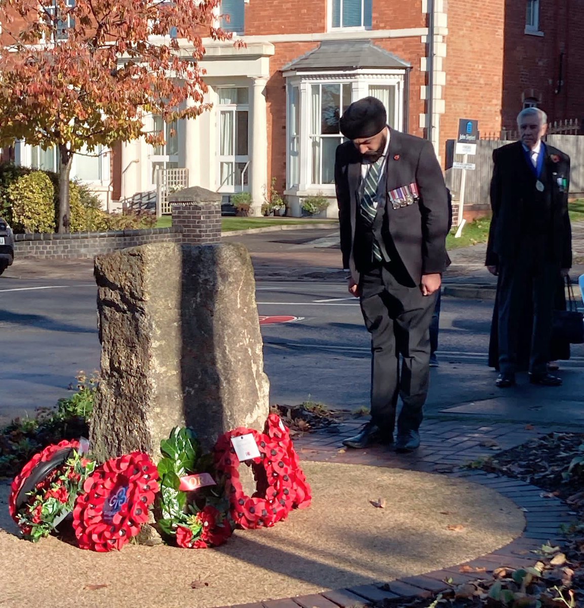 Armistice Day in Olton with residents, Councillors and RBL to remember our fallen. A very moving ceremony this #SaturdayMorning. An honor to lay a wreath in Remembrance #LestWeForget #WeWillRememberThem (photos courtesy of @JoshONyons) #cenotaph #patriots