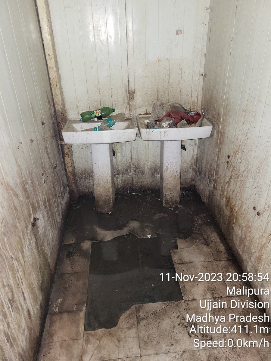 MashalTheLight's tweet photo. @RatlamDRM @IndianRailMedia @RailMadad This is the photo of Ujjain Railway Station toilet. It's very hard to believe that one of the famous railway station public toilet conditions is really horrible and no one taking care of it, request to take action under the Swach Bharat... https://t.co/NIZWsKrcoo