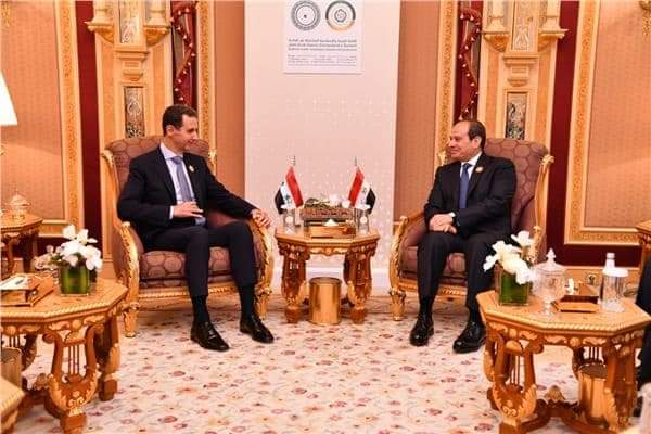 الرئيس التركي .. الرئيس السوري .. الرئيس الإيراني.. العاهل الأردني..ولي العهد السعودي.. الرئيس الإريتري .. الرئيس العراقي وأخيرا رئيس مجلس السيادة السوداني.
كل هؤلاء الزعماء إلتقى بهم الرئيس #السيسي اليوم على هامش القمة العربية الإسلامية غير العادية بالرياض.. في نشاط مكثف لسيادته