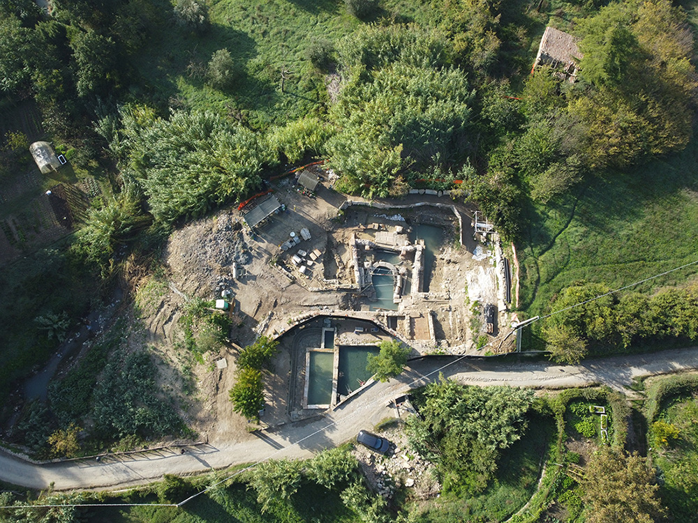 CDorado75's tweet photo. Los bronces etruscos y romanos del santuario de San Casciano dei Bagni fueron depositados cuidadosamente en el fondo de sus aguas bajo una capa compacta de losas. Junto a ellos se enterró un rayo de bronce.
Era un ritual de la antigua Roma. El Fulgur Conditum  ( 🧵👇 ) https://t.co/BhOt3VLdvy