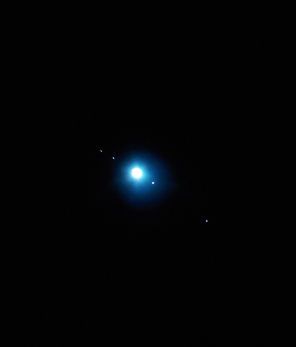 astronomTurk's tweet photo. Şimdi. Jüpiter ve Galileo Uyduları. 
Uzaklık: 598 milyon km. https://t.co/ZzPOSvyCqE