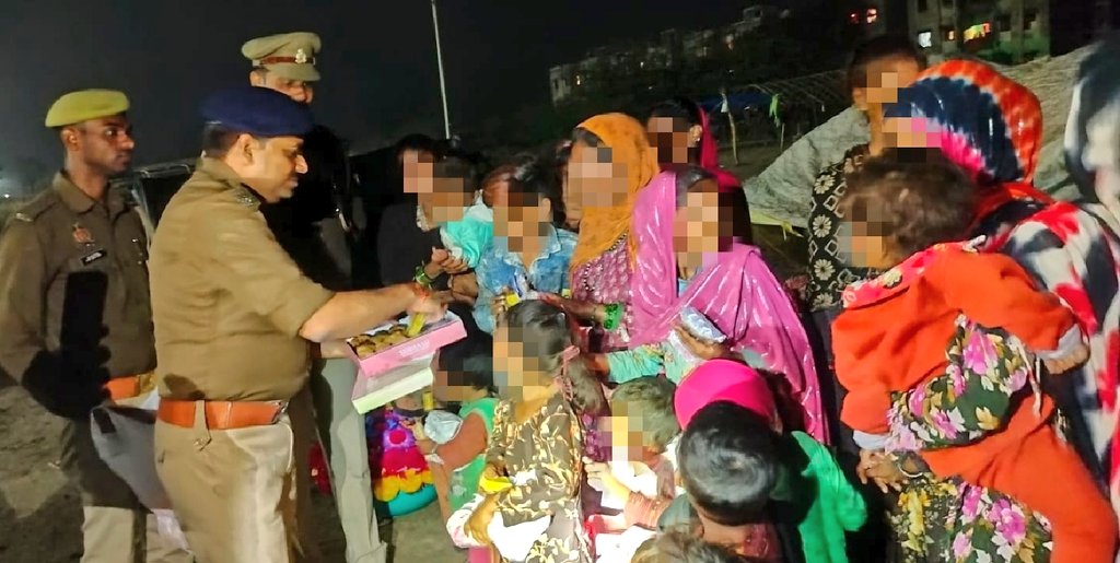 Etahpolice's tweet photo. "उड़ेल दी जिसने सारी मेहनत,
करने को रौशन दूसरों के मकां,
ठाना इस दिवाली खाकी ने भी, 
लाना उनके चेहरों पर खुशियों के निशां !!"
 #UPPolice #UPPCares
एएसपी एटा ने मिट्टी के दिए बनाने वाले एवं आर्थिक रूप से कमजोर वर्ग के लोगों के साथ खुशियां बांटकर मनाई दिवाली। #HappyDiwali https://t.co/dM8kAKFqda