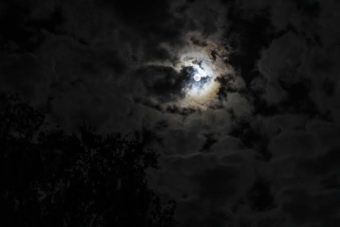 melancholy moon
find rest in daybreak,
what use is it
holding on
to the night's hues?
#SlamWords R5 #poetry
#poem