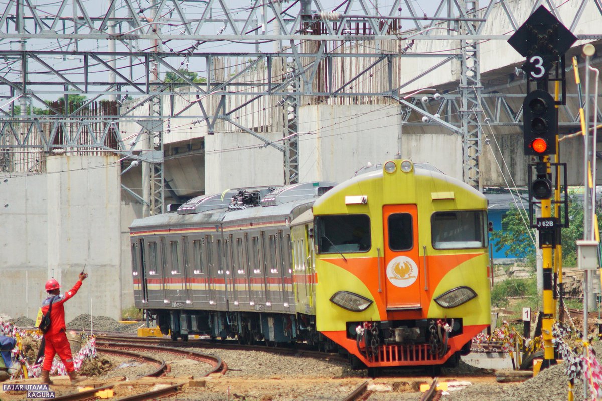 Langsiran dua kereta seri 205 dari BY Manggarai menuju Bukit Duri oleh KRD NR Tampak jelas sekali perbedaan tinggi loading gauge Indonesia vs loading gauge Jepang #fotosepur