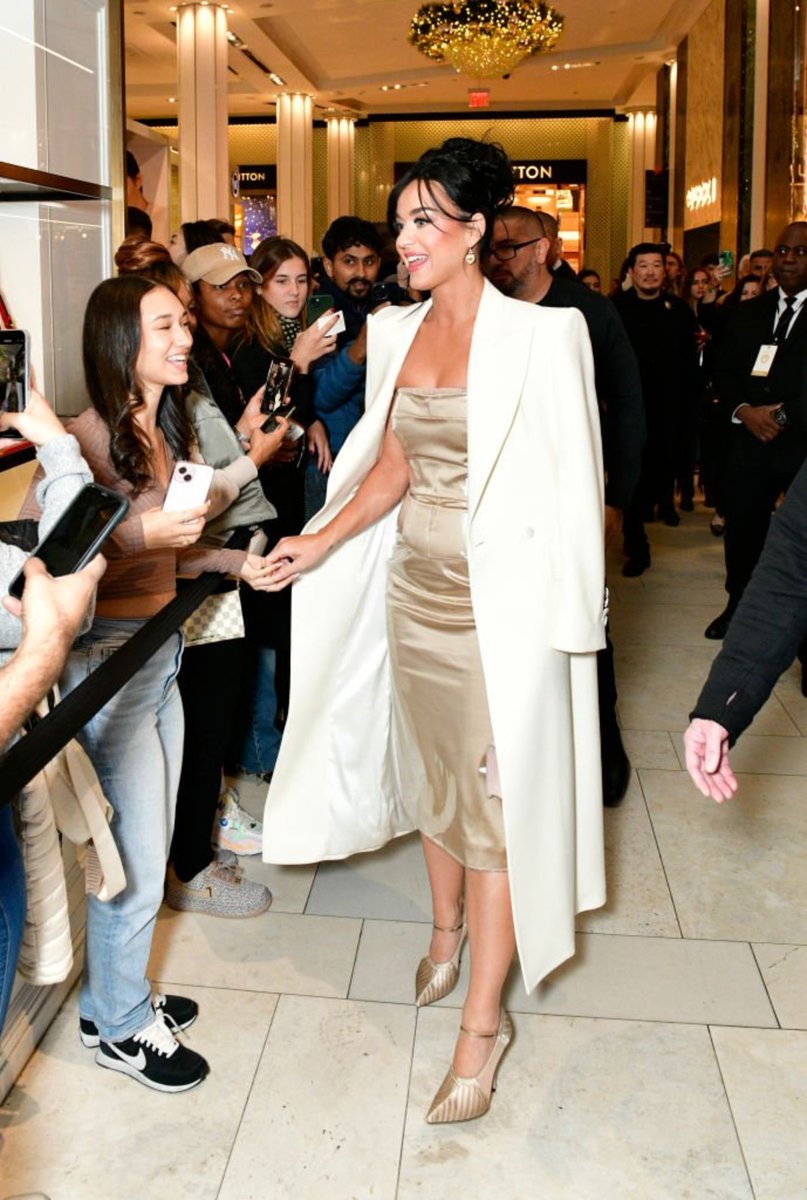 KPOnlineCom's tweet photo. 📸+120 | Katy Perry attending the Macy's D&amp;G Fragrance Event in New York (10/11)

https://t.co/JIvRdzV9GZ https://t.co/FsTa2T9CVk