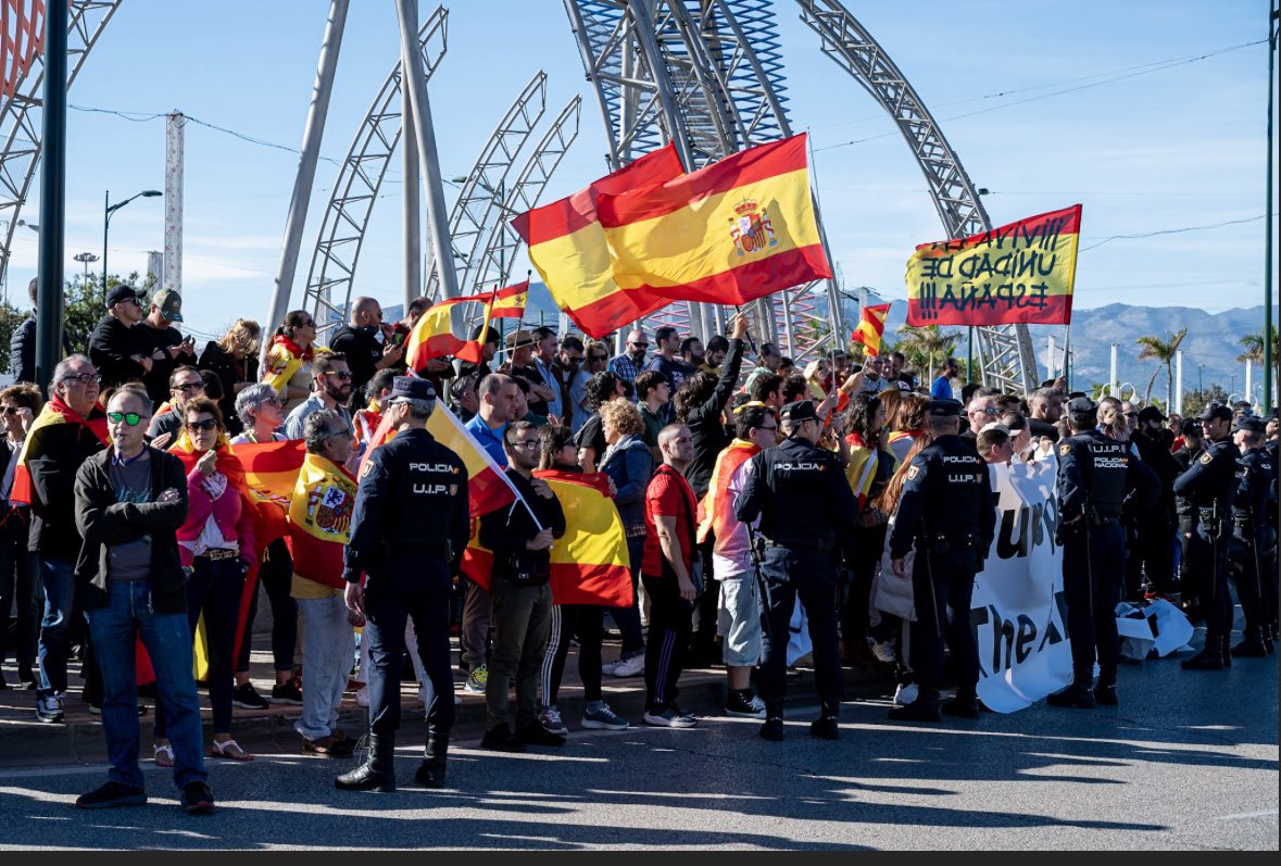 _patricia_rueda's tweet photo. Nueva protesta contra Pedro Sánchez en la clausura del congreso europeo de los socialistas en Málaga.

Ayer encerrado en la Subdelegación, hoy, dicen que ha tenido que llegar antes. 

Esta visita a Málaga creo que no la va a olvidar.

España no se vende. 

España se defiende. https://t.co/xcaJgZtKMr