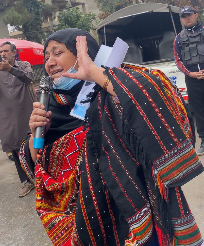 زاکر مجید جو اپنے بیوہ ماں کا سہارہ اور ساتھی تھا ، اسےپچھلے چودہ سال سے اس ریاست نے  پابند سلاسل رکھ کر اسکے ماں کے ہاتھوں زاکر کی تصویر اور اپنے بیٹے کے جبری گمشدگی کے پہاڑ جیسا غم تھما دیا۔

#ReleaseZakirMajeedBaloch